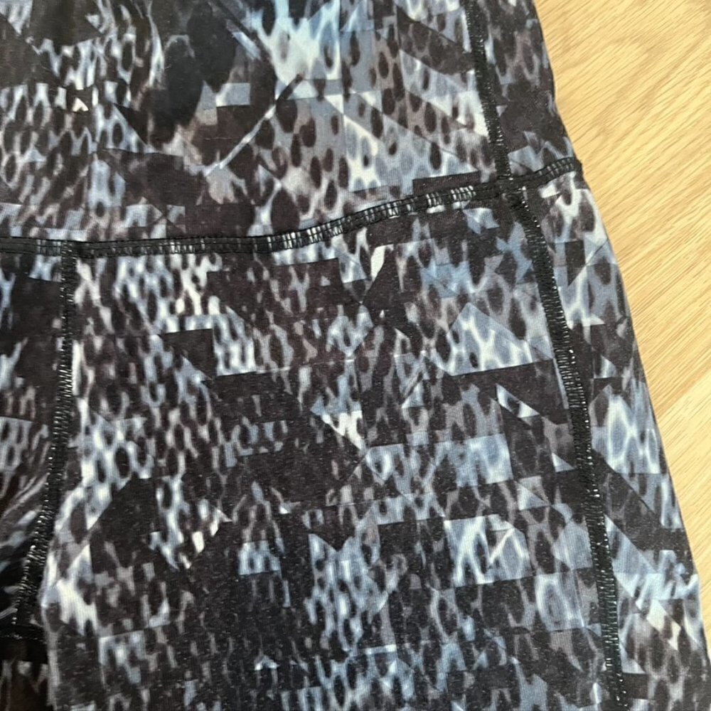 ** Athleta Chaturanga High Rise Black/Gray Cobra Snake Print Leggings XS - Picture 8 of 10